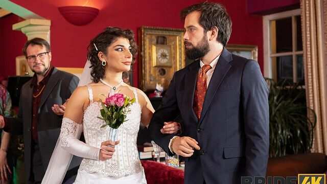 Невеста на собственной свадьбе делает минет приятелю своего жениха