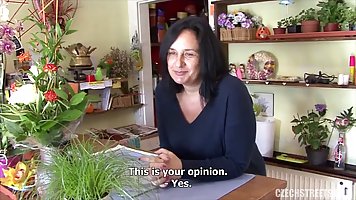Милфа с большими дойками потрахалась с пикапером от первого лица на камеру